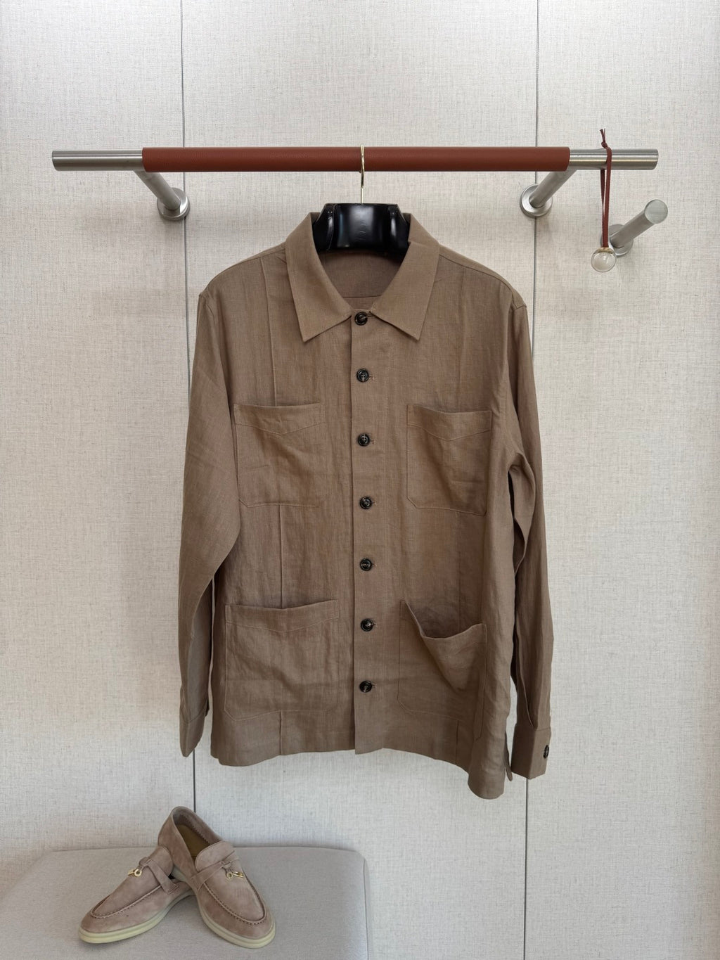 Brunello Cucinelli Hemd in Braun aus leichtem Stoff mit vier Fronttaschen