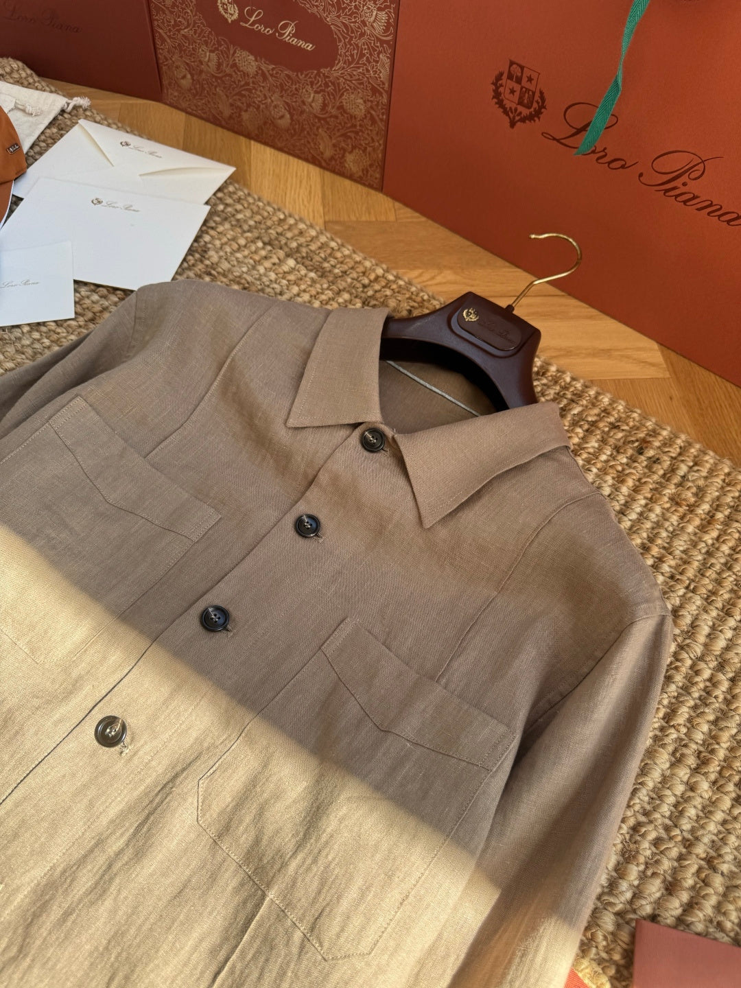 Brunello Cucinelli Hemd in Braun aus leichtem Stoff mit vier Fronttaschen