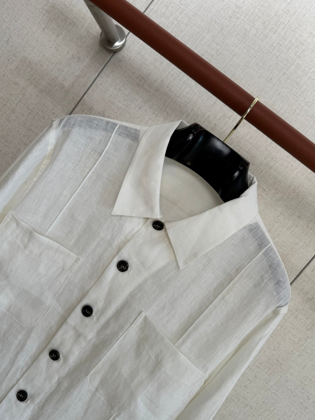 Brunello Cucinelli Hemd in Weiß aus leichtem Stoff mit vier Fronttaschen und Kontrastknöpfen