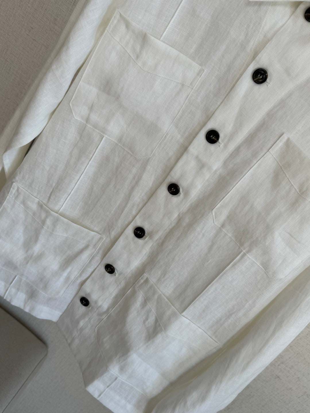 Brunello Cucinelli Hemd in Weiß aus leichtem Stoff mit vier Fronttaschen und Kontrastknöpfen