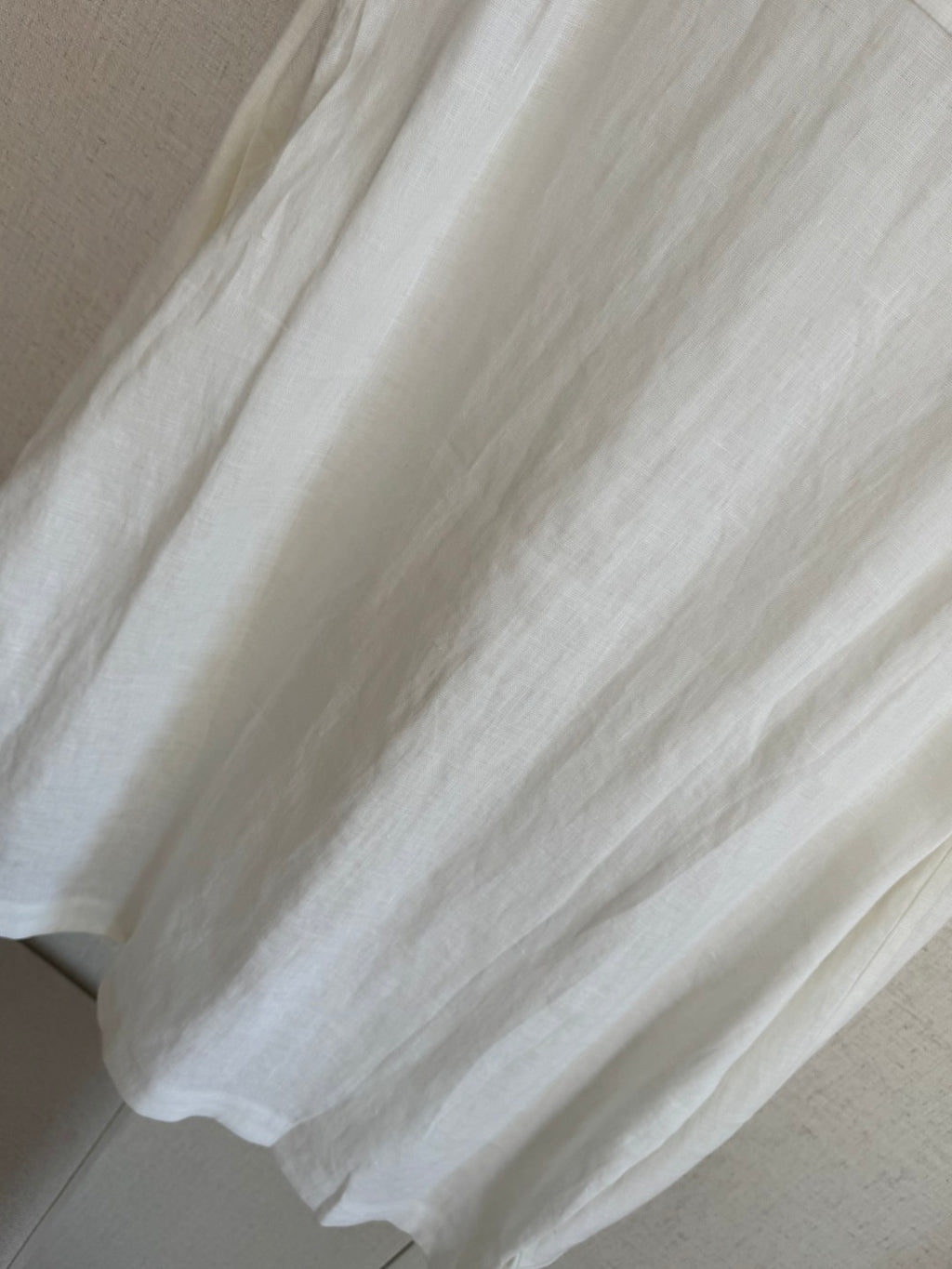 Brunello Cucinelli Hemd in Weiß aus leichtem Stoff mit vier Fronttaschen und Kontrastknöpfen