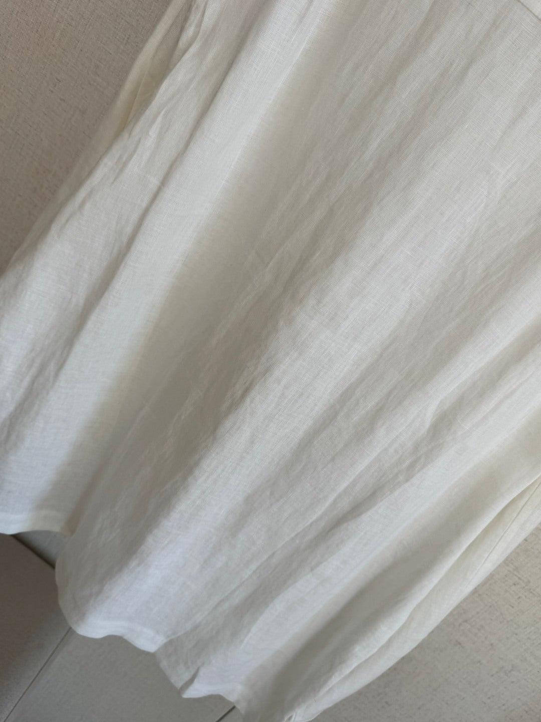 Brunello Cucinelli Hemd in Weiß aus leichtem Stoff mit vier Fronttaschen und Kontrastknöpfen