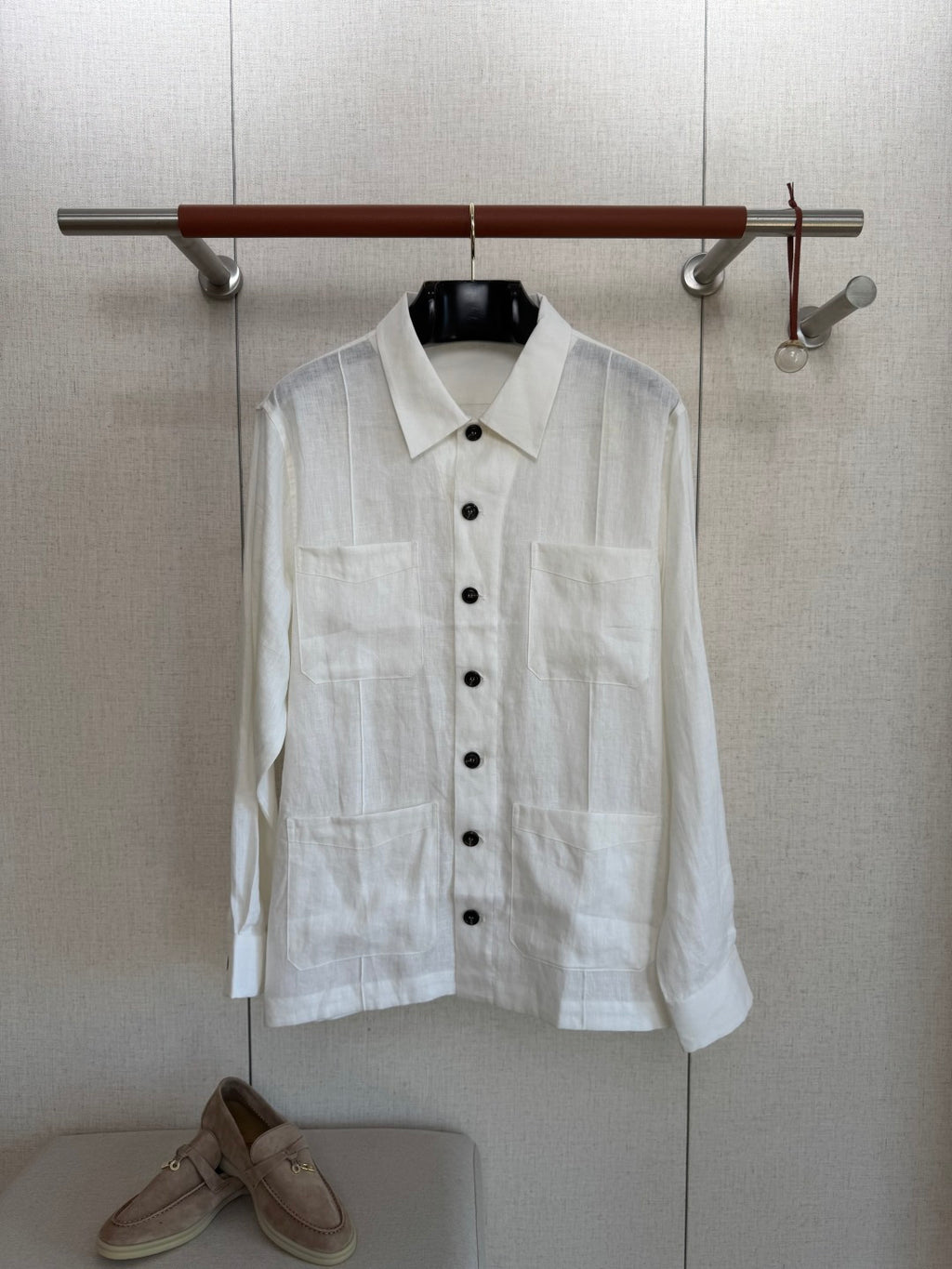 Brunello Cucinelli Hemd in Weiß aus leichtem Stoff mit vier Fronttaschen und Kontrastknöpfen