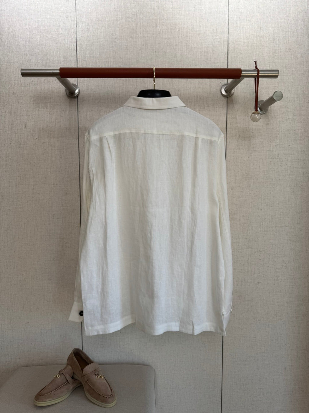 Brunello Cucinelli Hemd in Weiß aus leichtem Stoff mit vier Fronttaschen und Kontrastknöpfen