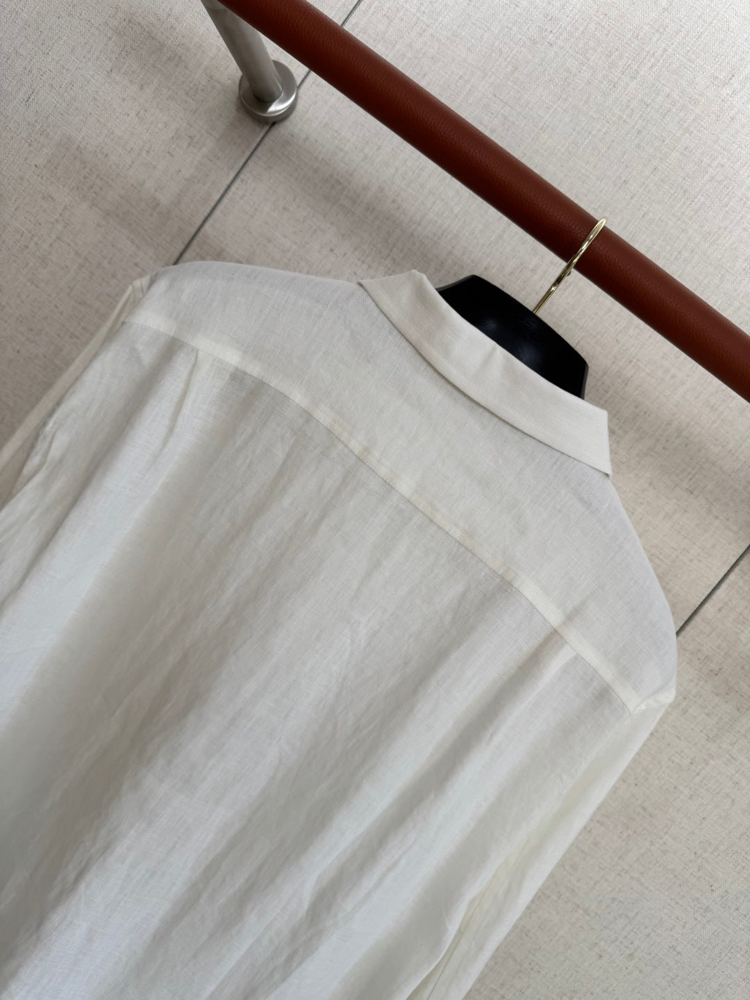 Brunello Cucinelli Hemd in Weiß aus leichtem Stoff mit vier Fronttaschen und Kontrastknöpfen