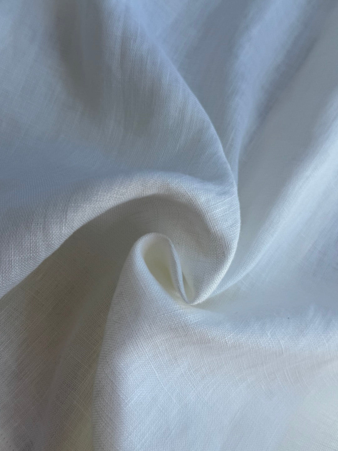 Brunello Cucinelli Hemd in Weiß aus leichtem Stoff mit vier Fronttaschen und Kontrastknöpfen