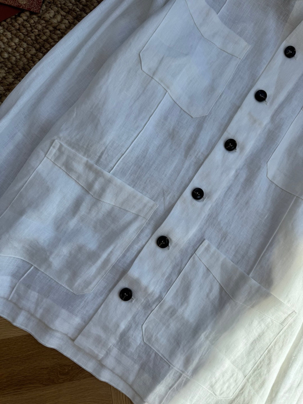 Brunello Cucinelli Hemd in Weiß aus leichtem Stoff mit vier Fronttaschen und Kontrastknöpfen