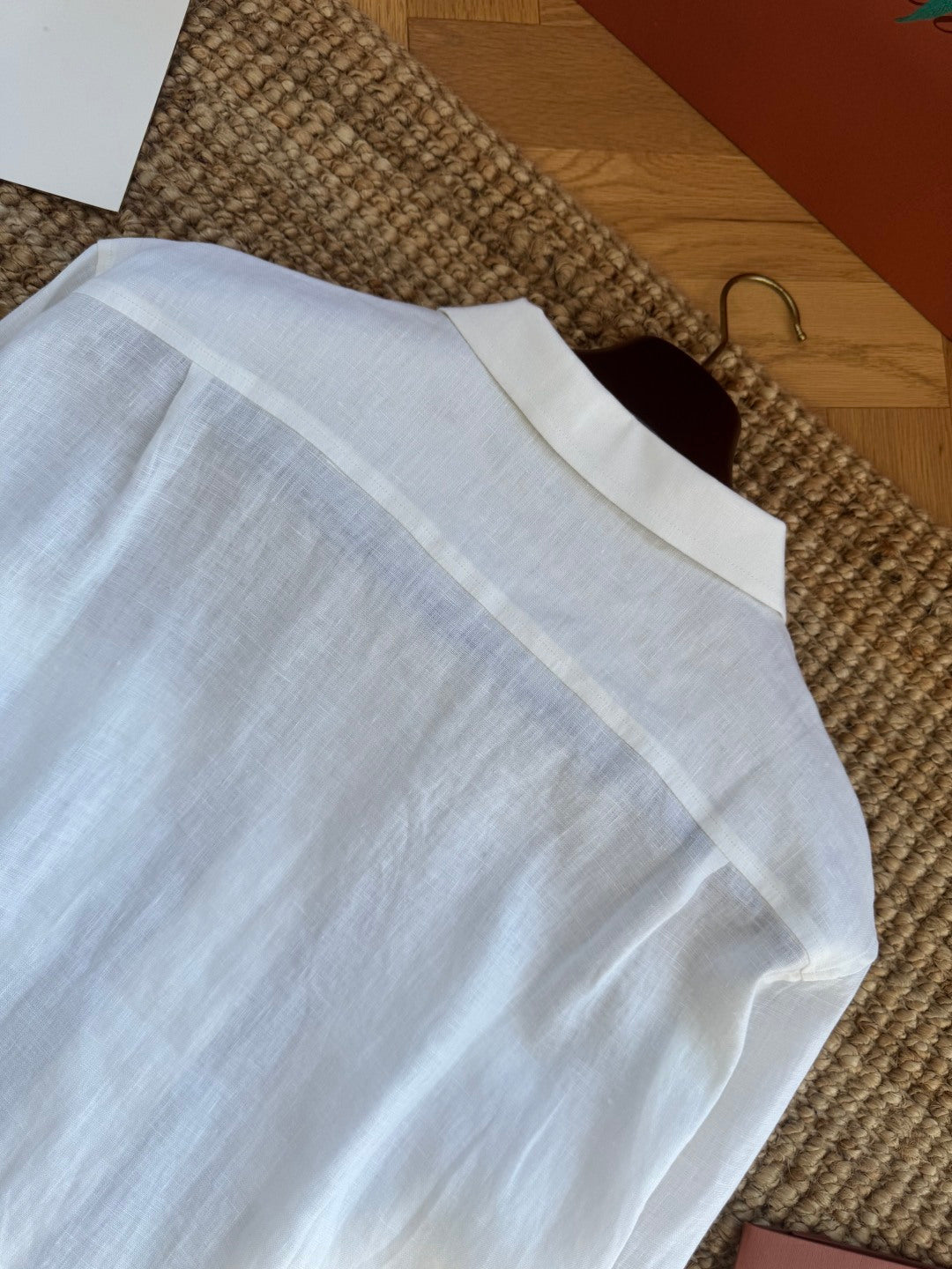 Brunello Cucinelli Hemd in Weiß aus leichtem Stoff mit vier Fronttaschen und Kontrastknöpfen