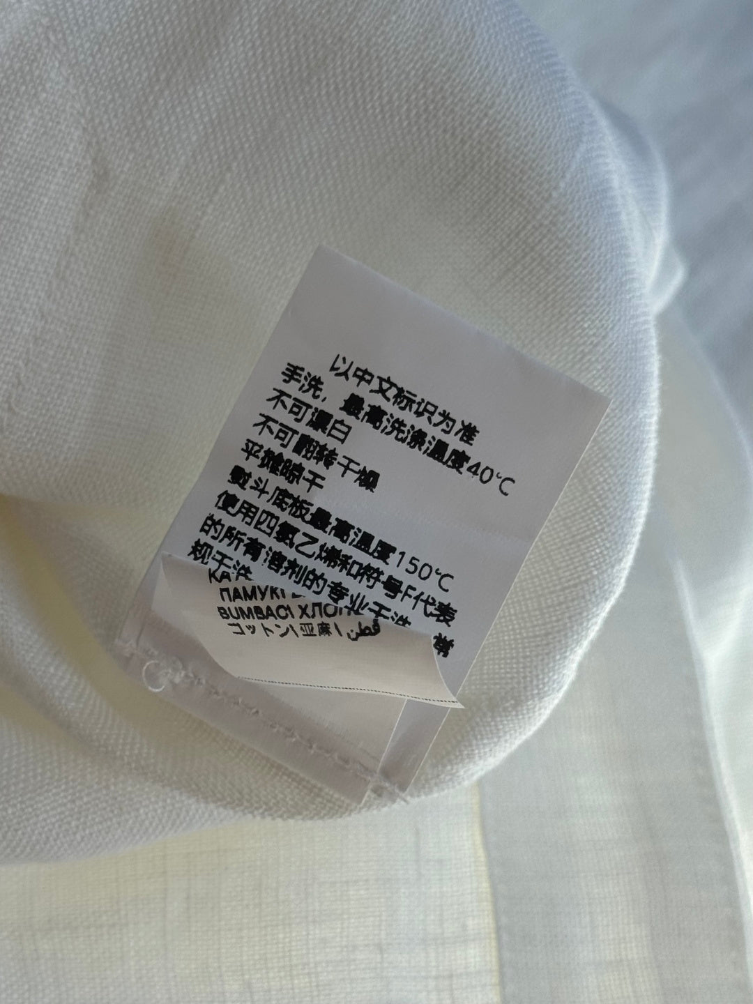 Brunello Cucinelli Hemd in Weiß aus leichtem Stoff mit vier Fronttaschen und Kontrastknöpfen