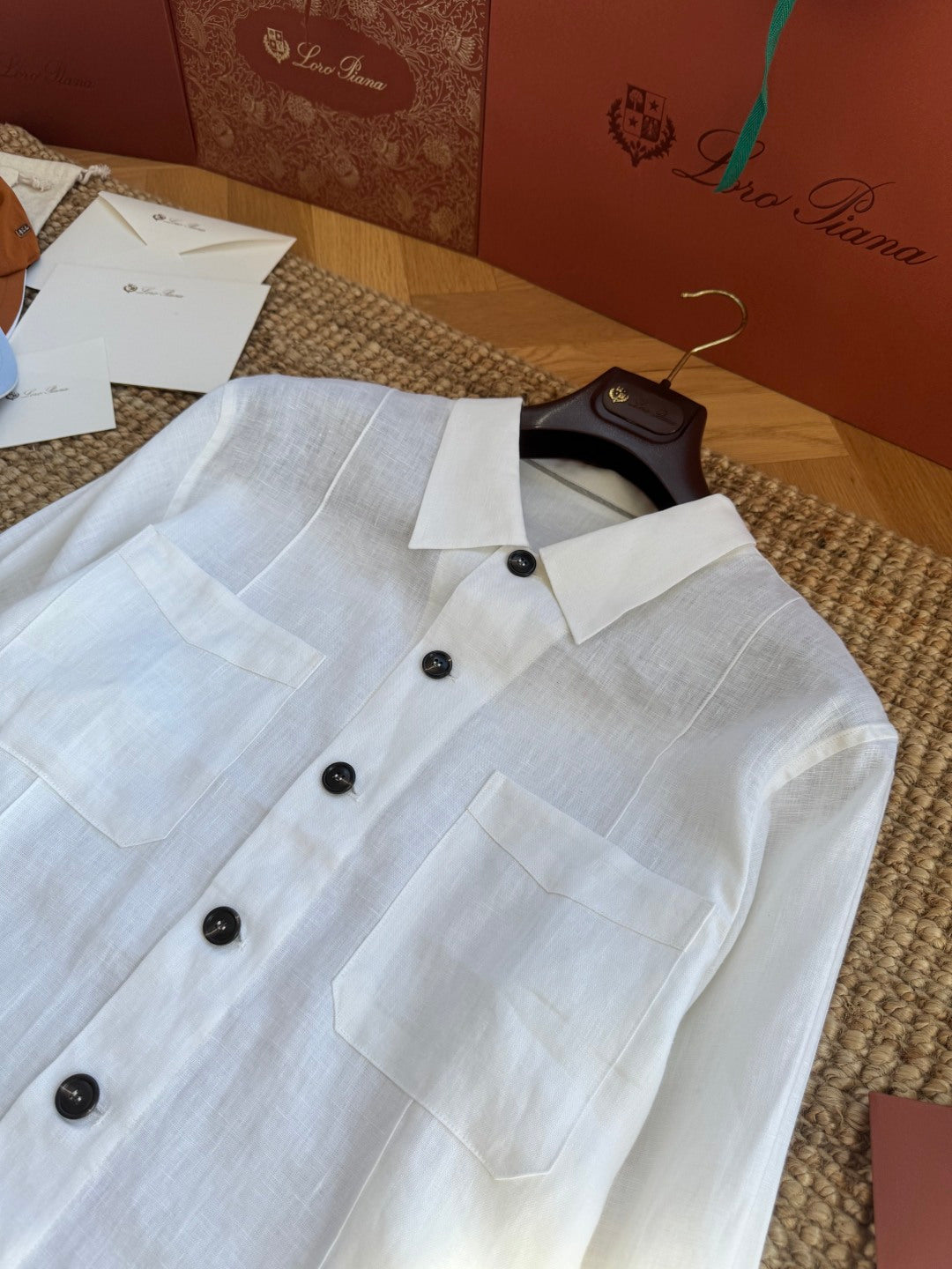 Brunello Cucinelli Hemd in Weiß aus leichtem Stoff mit vier Fronttaschen und Kontrastknöpfen