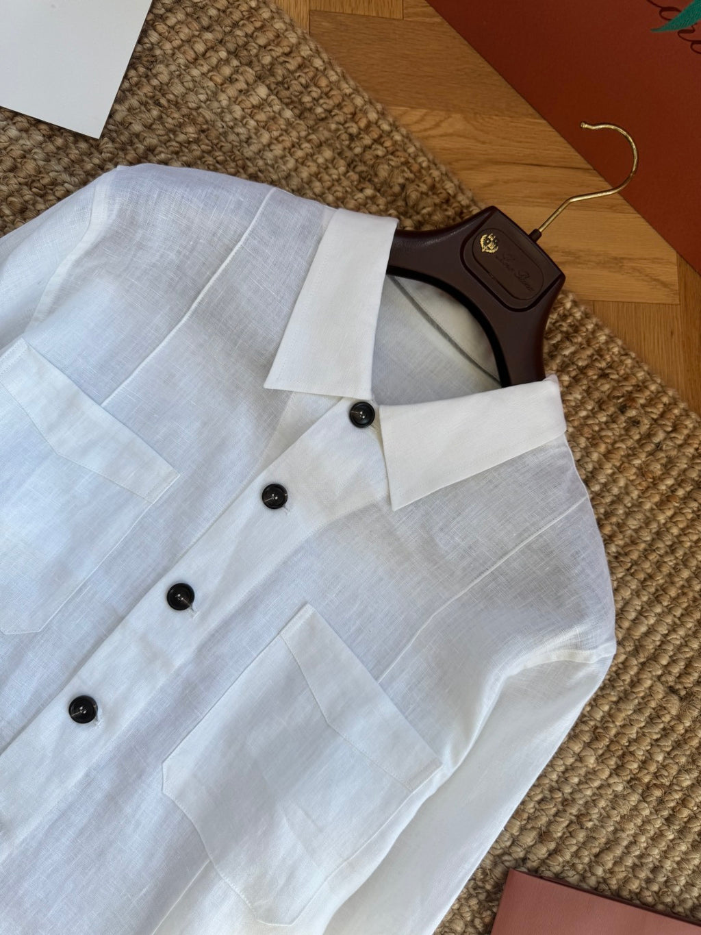 Brunello Cucinelli Hemd in Weiß aus leichtem Stoff mit vier Fronttaschen und Kontrastknöpfen