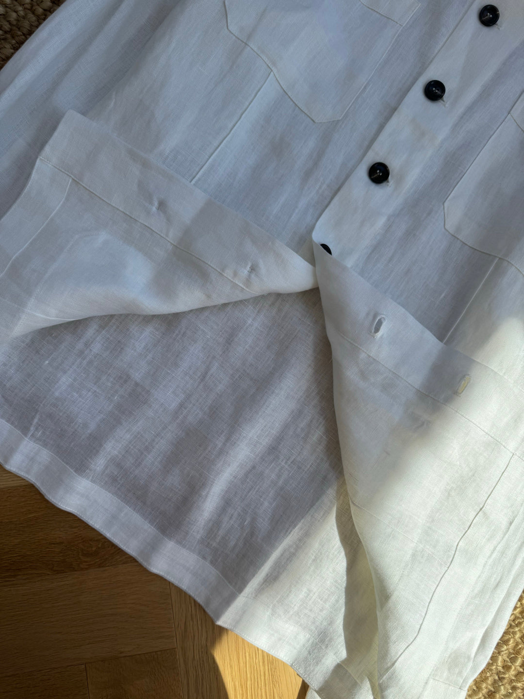 Brunello Cucinelli Hemd in Weiß aus leichtem Stoff mit vier Fronttaschen und Kontrastknöpfen