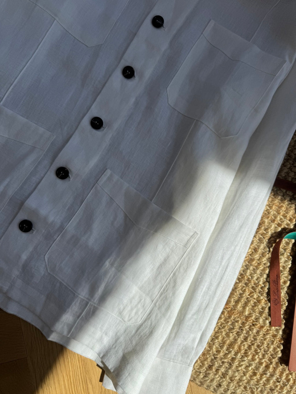 Brunello Cucinelli Hemd in Weiß aus leichtem Stoff mit vier Fronttaschen und Kontrastknöpfen