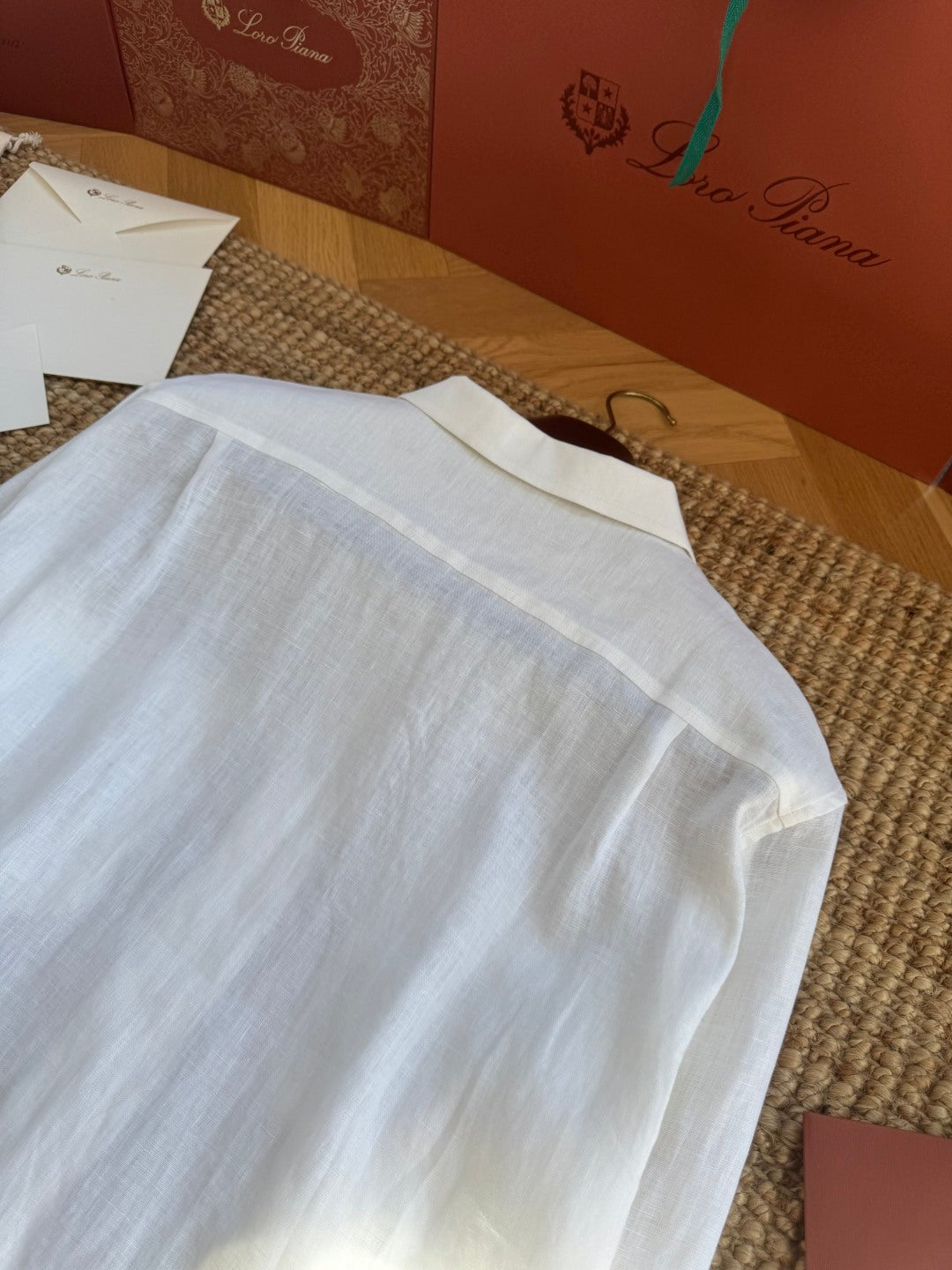 Brunello Cucinelli Hemd in Weiß aus leichtem Stoff mit vier Fronttaschen und Kontrastknöpfen