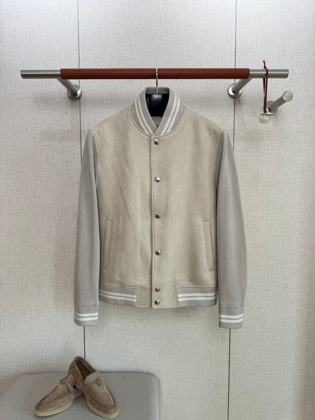 Brunello Cucinelli Beige-Hellgraue Varsity Jacke für Herren – Stylische Bomberjacke