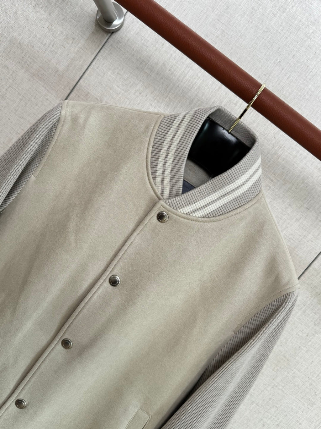 Brunello Cucinelli Beige-Hellgraue Varsity Jacke für Herren – Stylische Bomberjacke