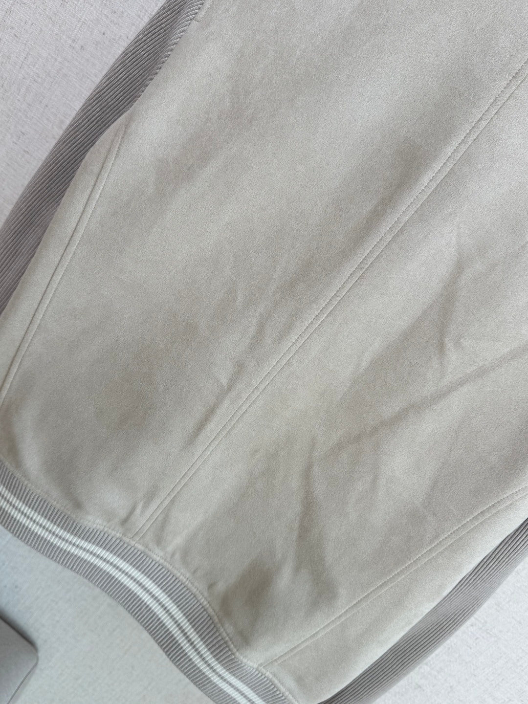 Brunello Cucinelli Beige-Hellgraue Varsity Jacke für Herren – Stylische Bomberjacke