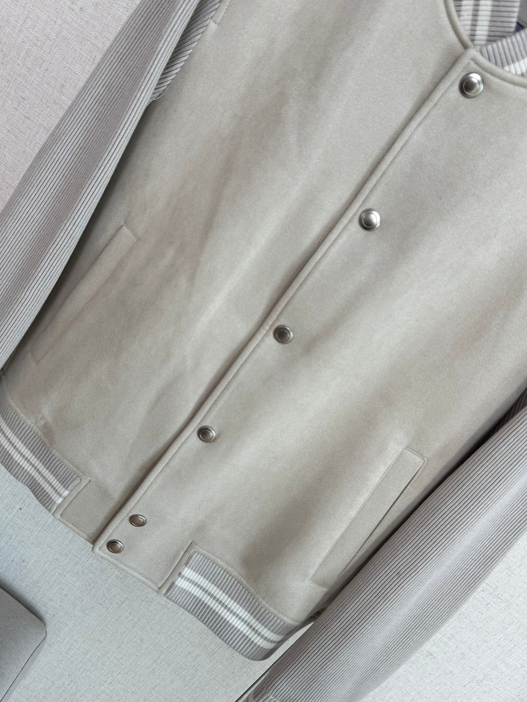 Brunello Cucinelli Beige-Hellgraue Varsity Jacke für Herren – Stylische Bomberjacke