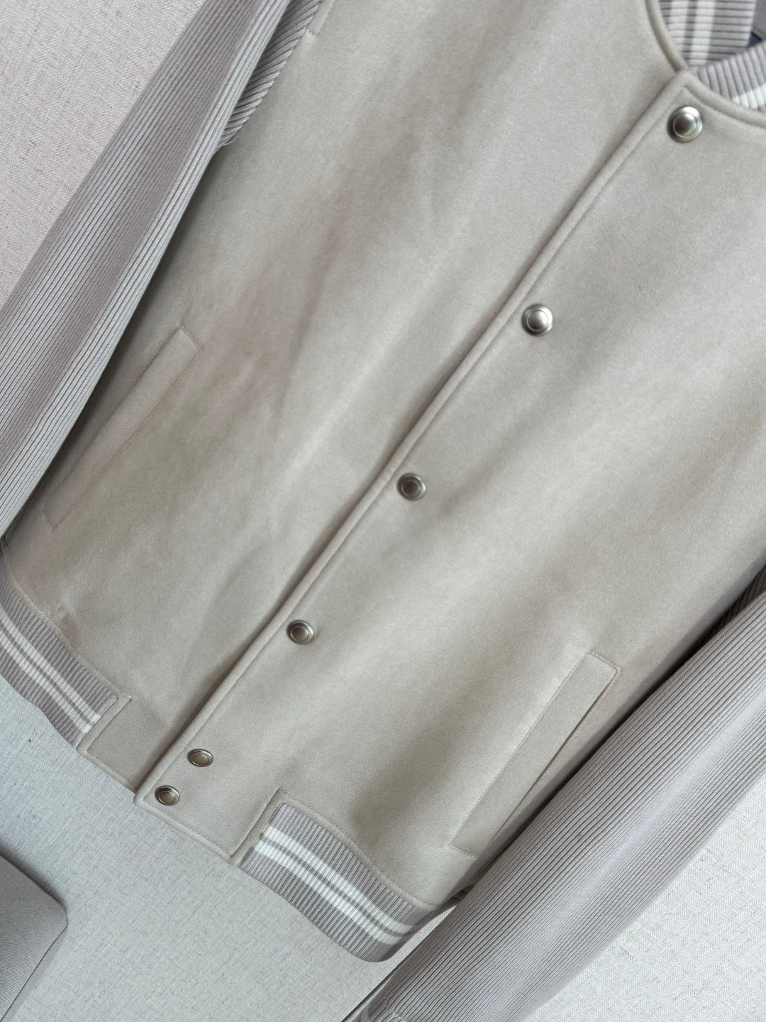 Brunello Cucinelli Beige-Hellgraue Varsity Jacke für Herren – Stylische Bomberjacke