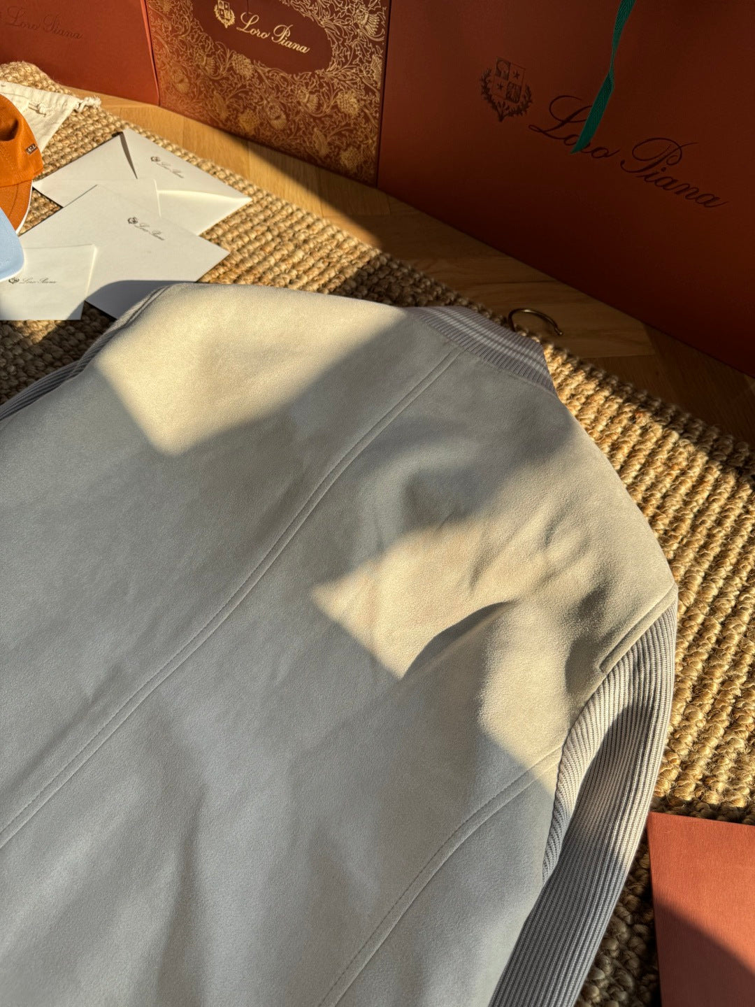 Brunello Cucinelli Beige-Hellgraue Varsity Jacke für Herren – Stylische Bomberjacke