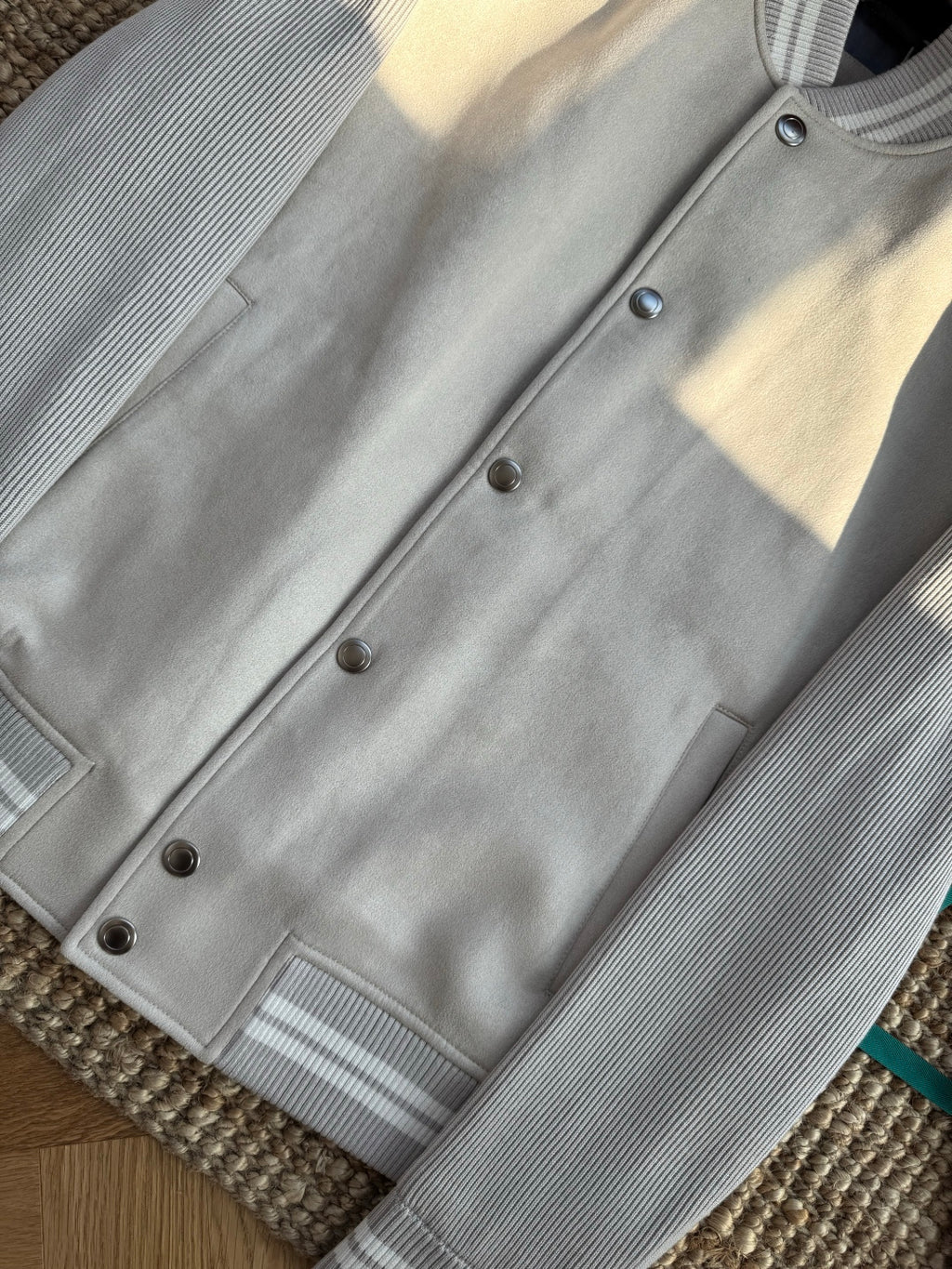 Brunello Cucinelli Beige-Hellgraue Varsity Jacke für Herren – Stylische Bomberjacke