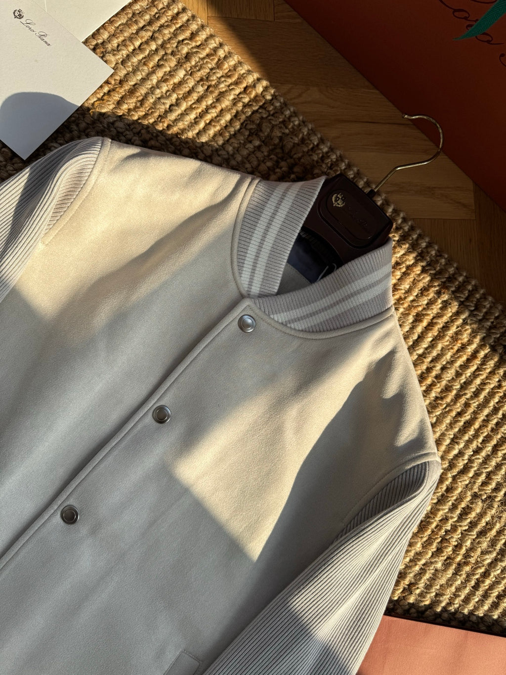 Brunello Cucinelli Beige-Hellgraue Varsity Jacke für Herren – Stylische Bomberjacke