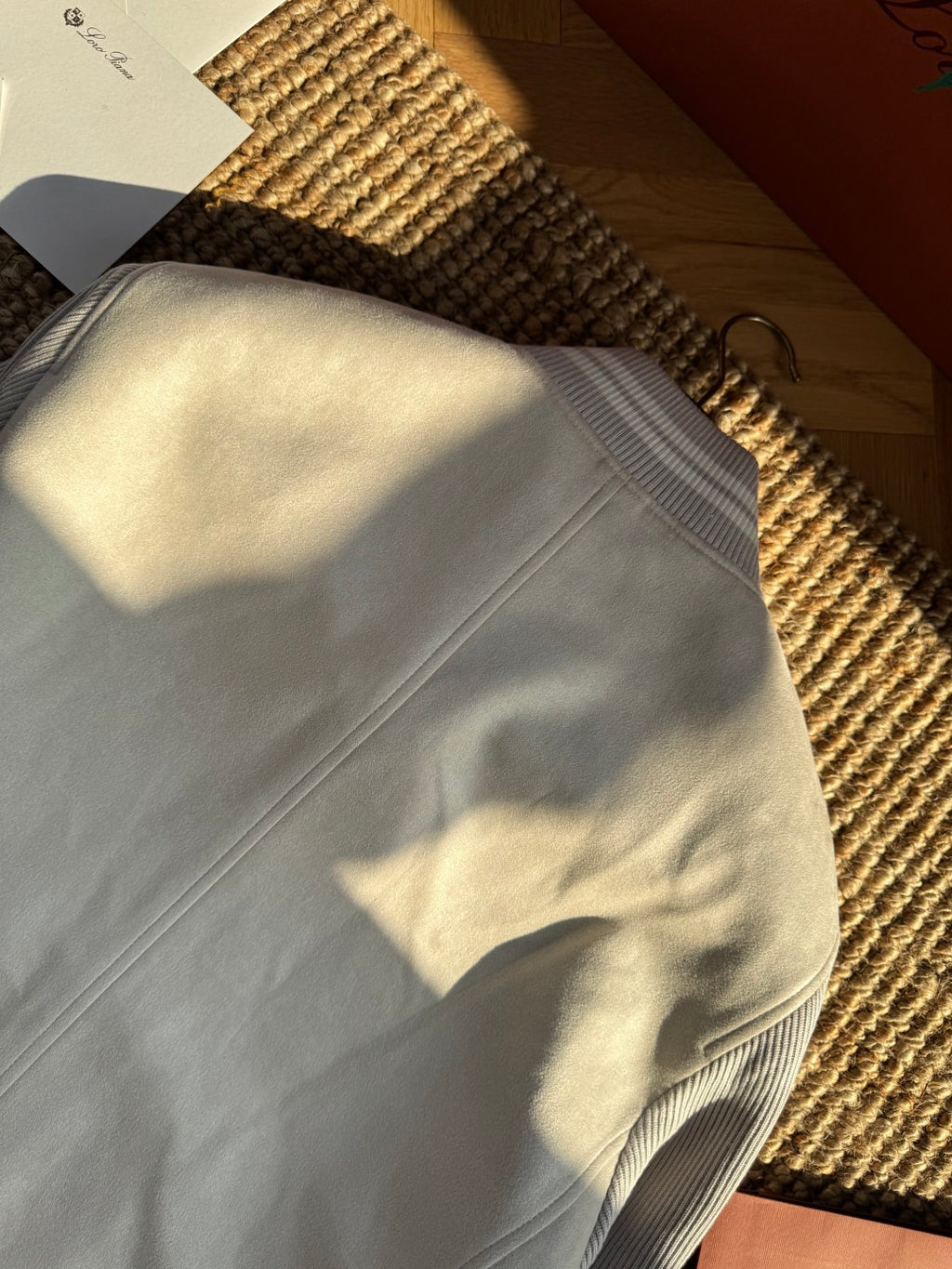 Brunello Cucinelli Beige-Hellgraue Varsity Jacke für Herren – Stylische Bomberjacke