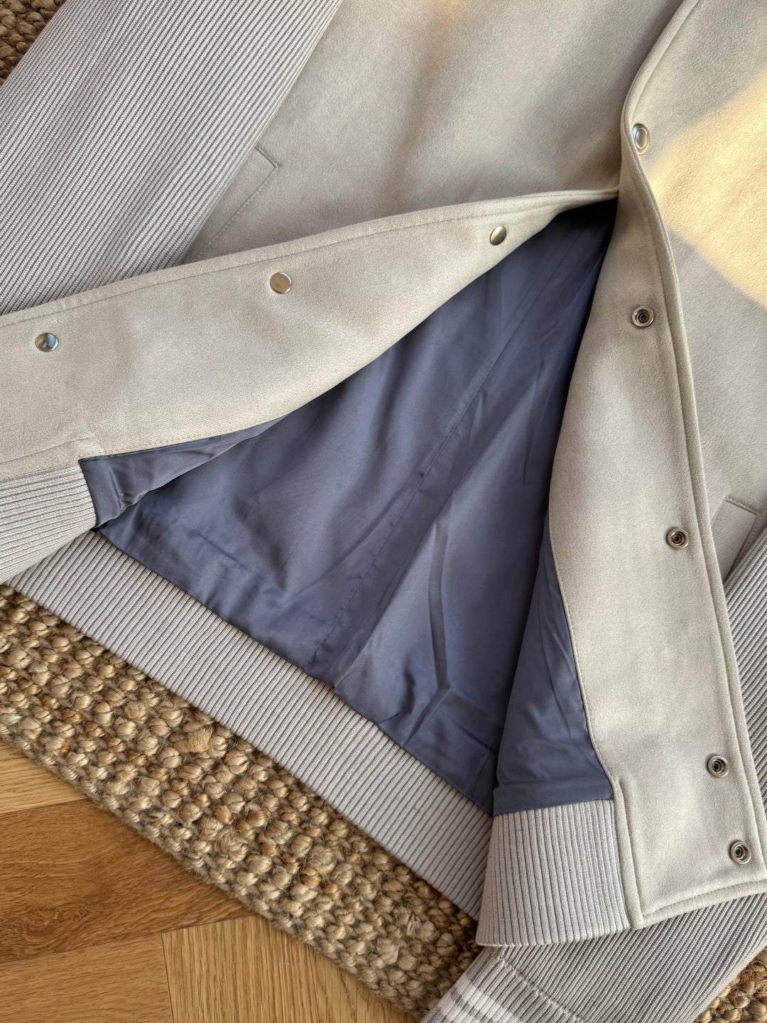 Brunello Cucinelli Beige-Hellgraue Varsity Jacke für Herren – Stylische Bomberjacke