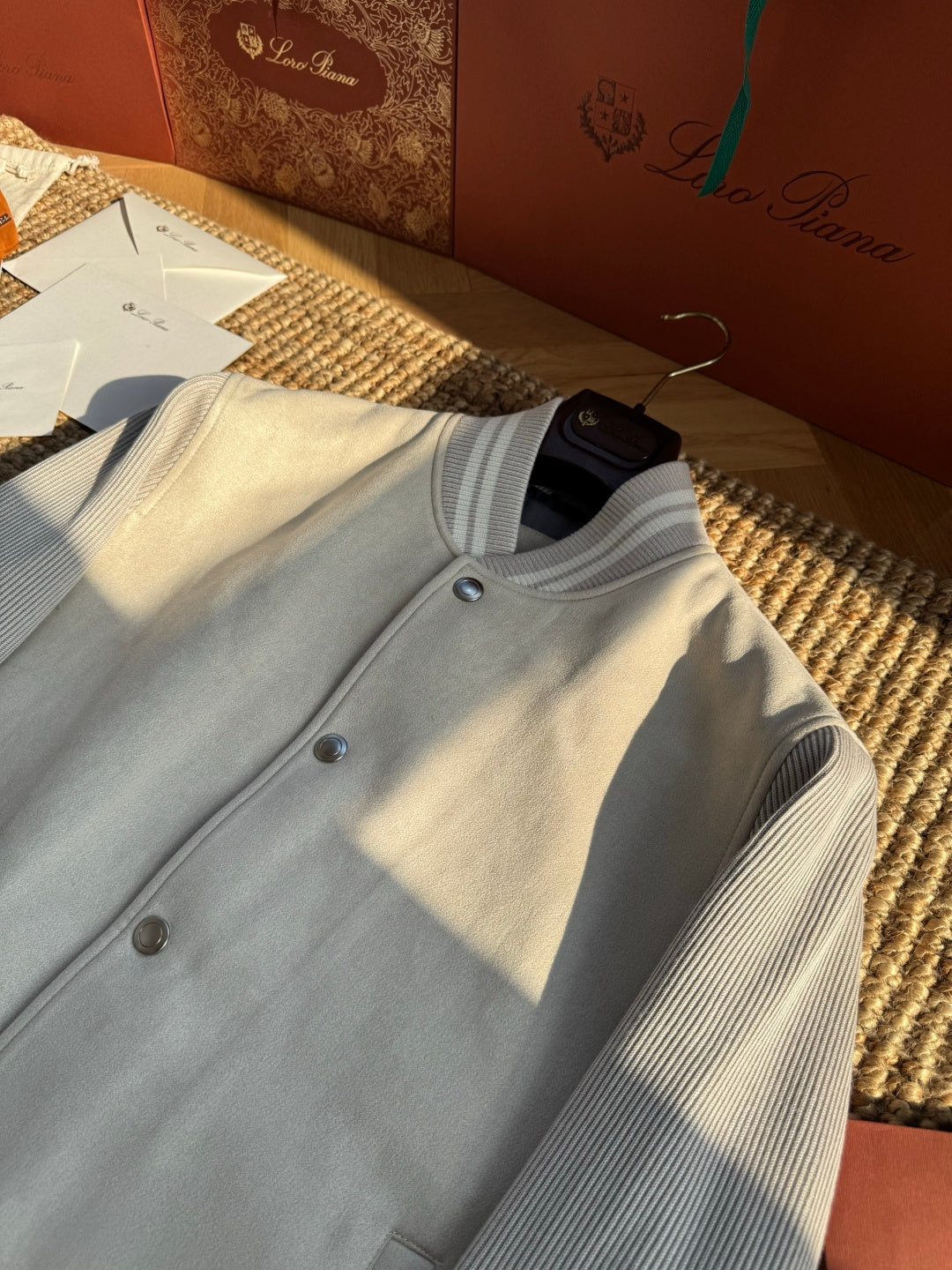 Brunello Cucinelli Beige-Hellgraue Varsity Jacke für Herren – Stylische Bomberjacke