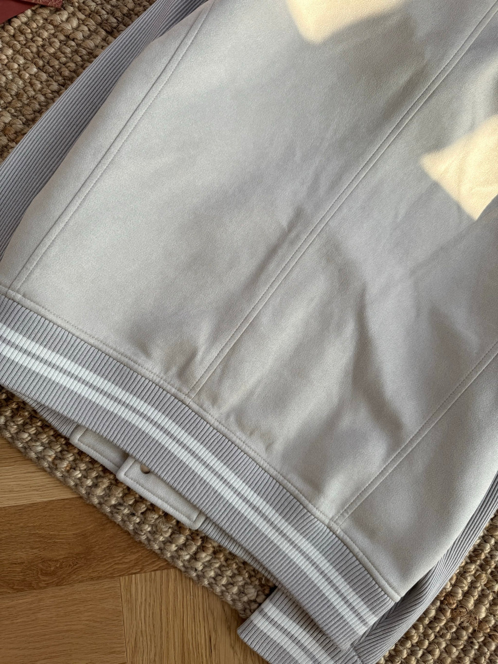 Brunello Cucinelli Beige-Hellgraue Varsity Jacke für Herren – Stylische Bomberjacke