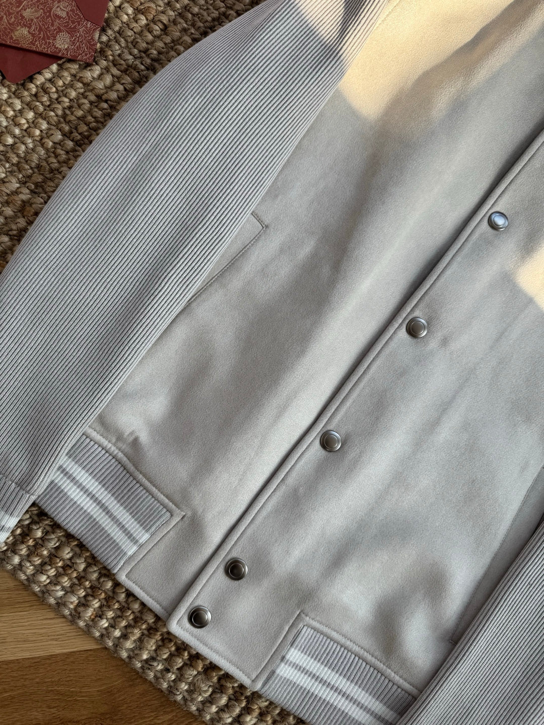 Brunello Cucinelli Beige-Hellgraue Varsity Jacke für Herren – Stylische Bomberjacke