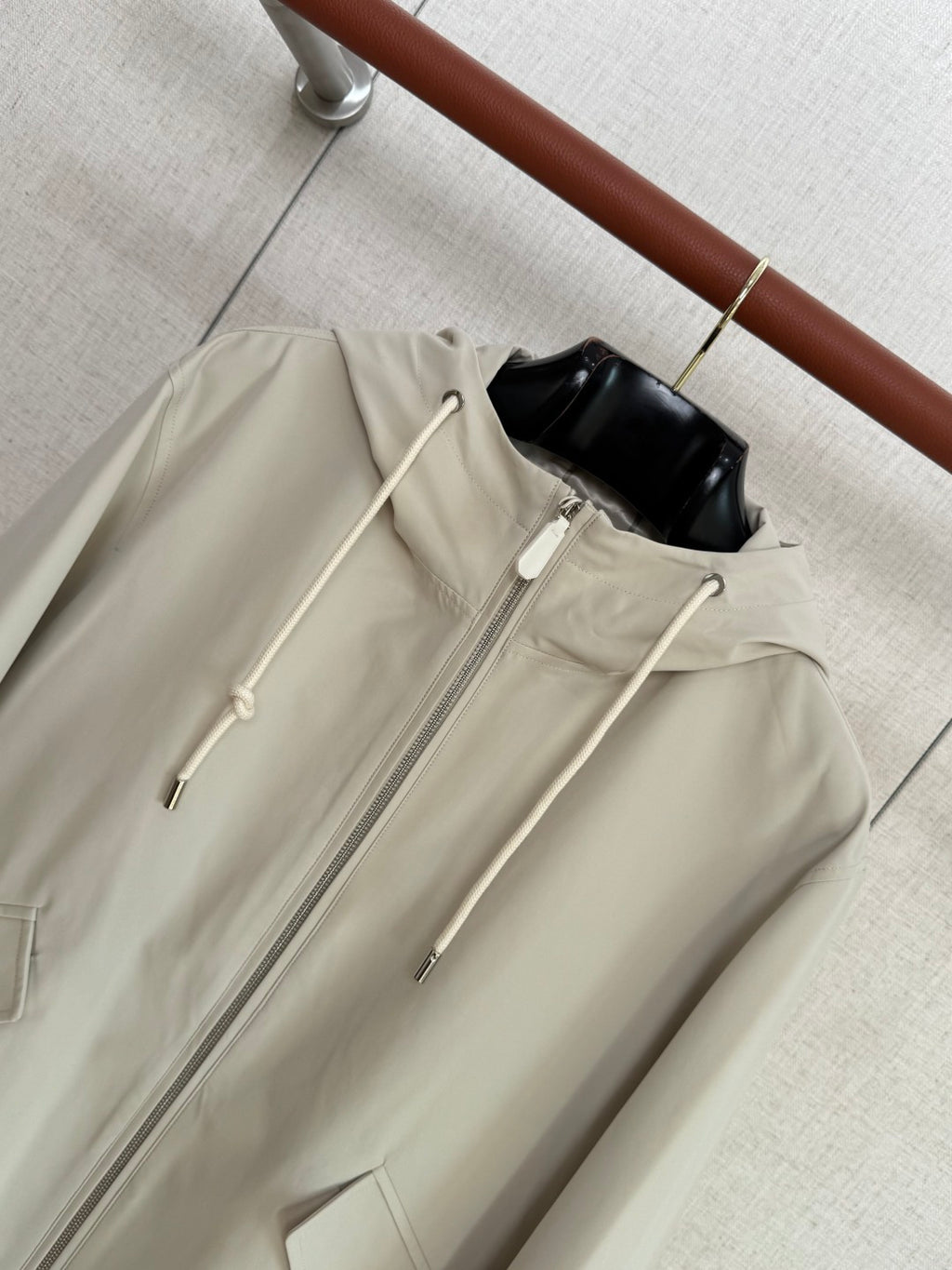 Loro Piana Hellbeige Herren Jacke mit Kapuze, Reissverschluss und Pattentaschen