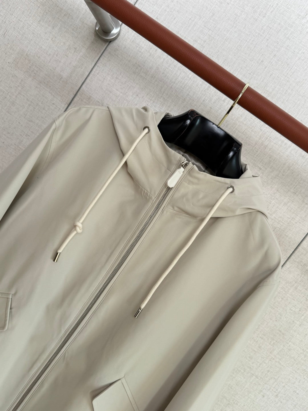 Loro Piana Hellbeige Herren Jacke mit Kapuze, Reissverschluss und Pattentaschen