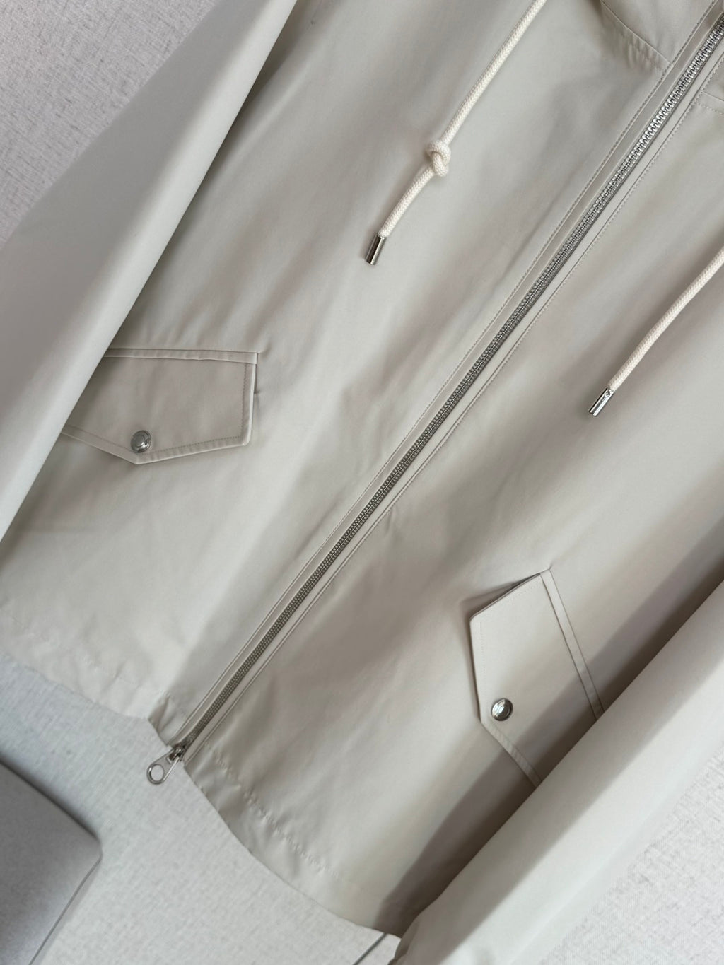 Loro Piana Hellbeige Herren Jacke mit Kapuze, Reissverschluss und Pattentaschen