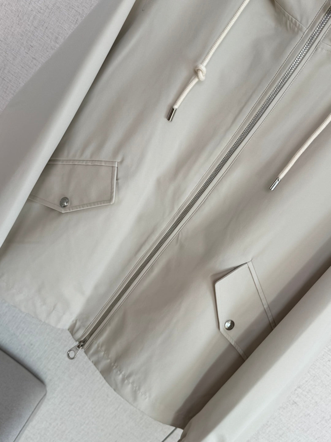 Loro Piana Hellbeige Herren Jacke mit Kapuze, Reissverschluss und Pattentaschen