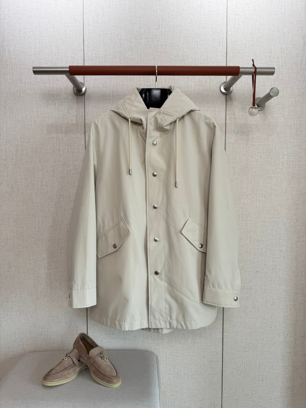 Loro Piana Beige Herren Jacke mit Kapuze, Druckknoepfen und Pattentaschen