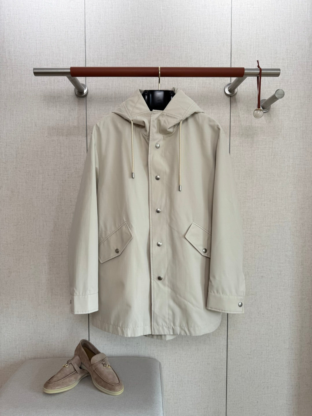 Loro Piana Beige Herren Jacke mit Kapuze, Druckknoepfen und Pattentaschen