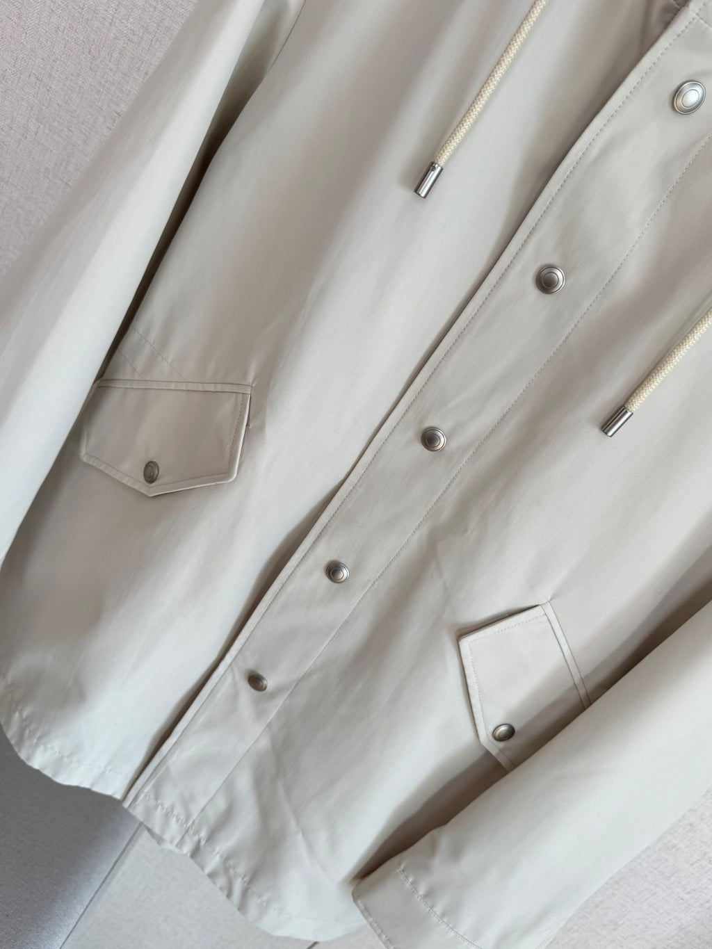 Loro Piana Beige Herren Jacke mit Kapuze, Druckknoepfen und Pattentaschen