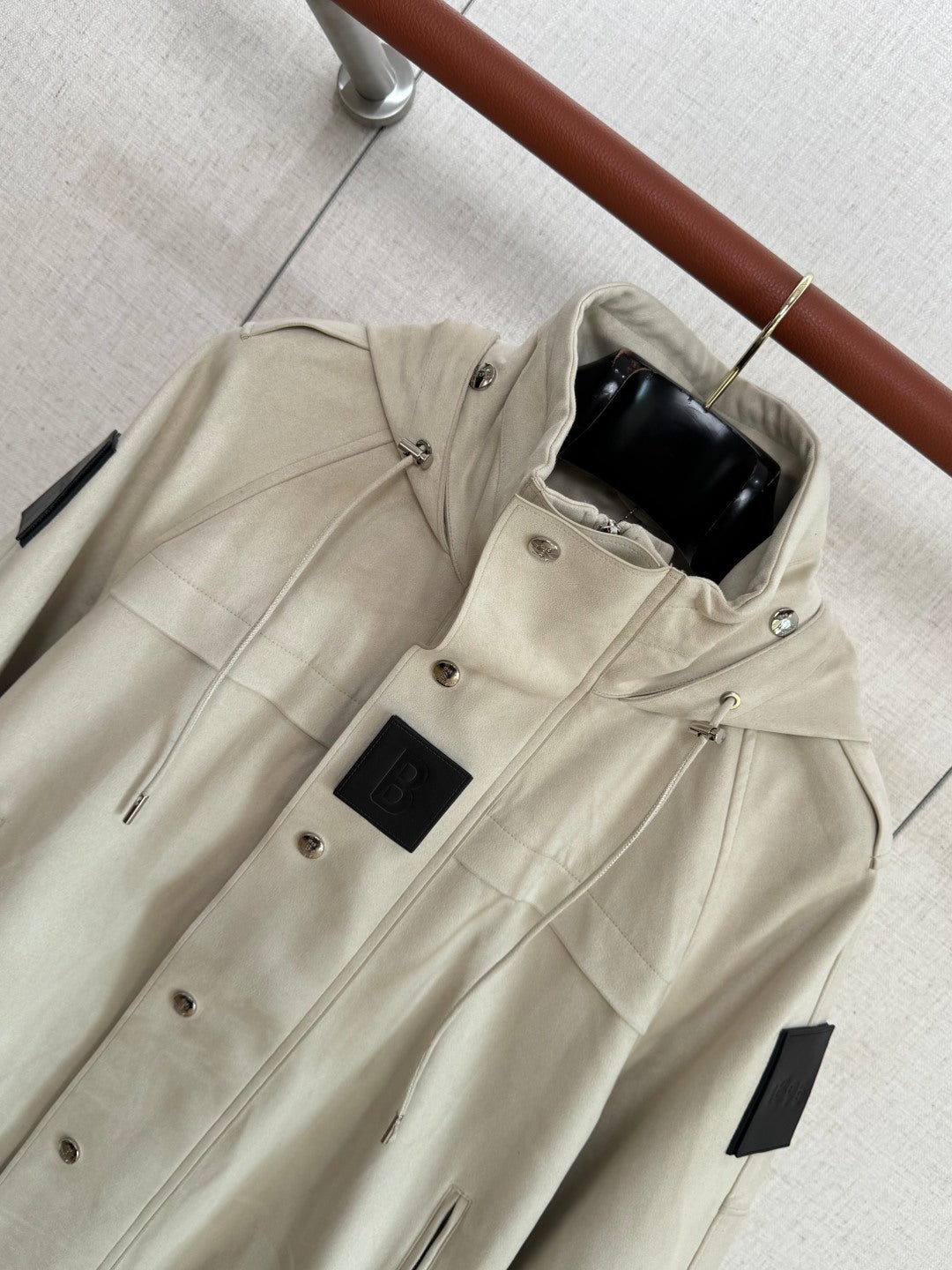 Brunello Cucinelli Jacke in Hellbeige mit Kapuze und technischen Details
