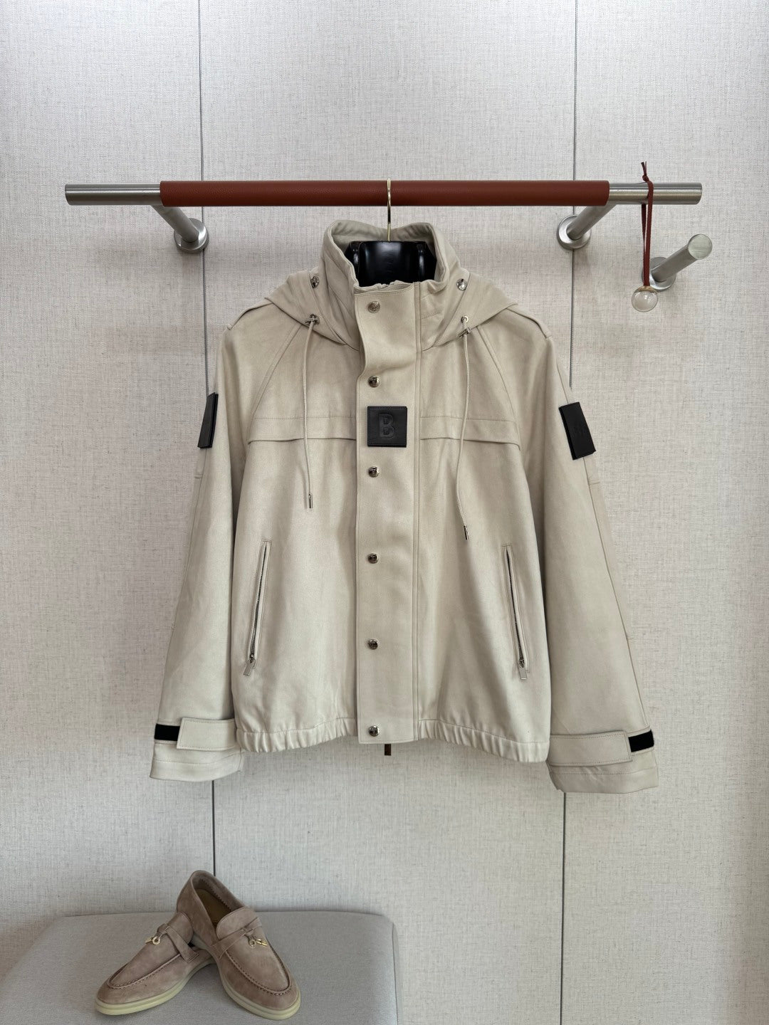 Brunello Cucinelli Jacke in Hellbeige mit Kapuze und technischen Details