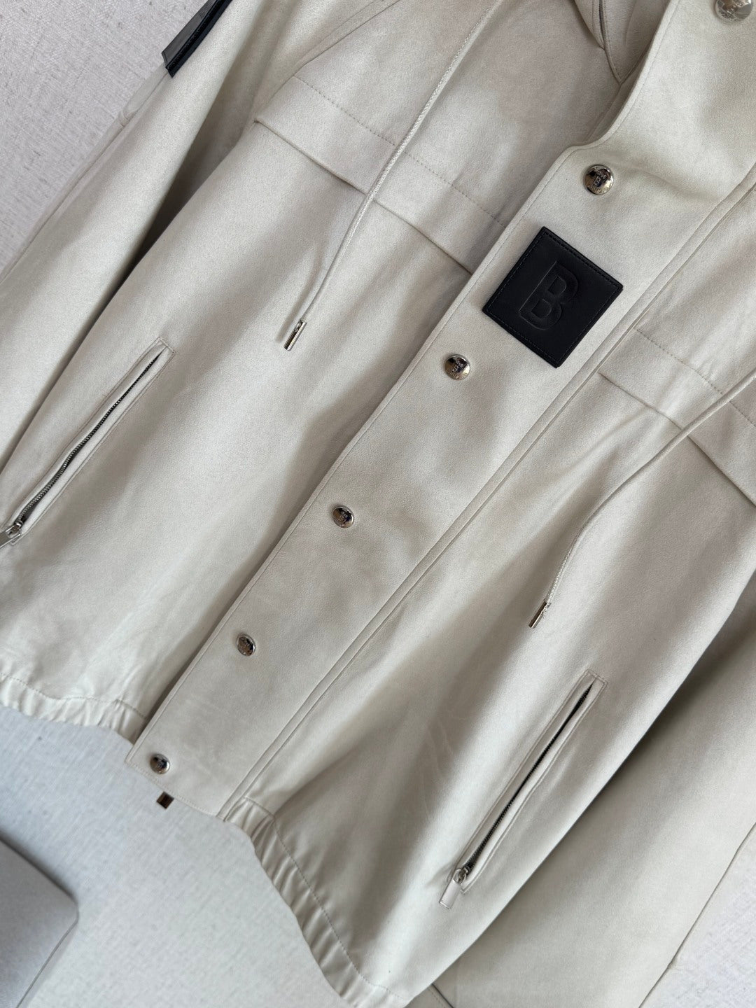 Brunello Cucinelli Jacke in Hellbeige mit Kapuze und technischen Details