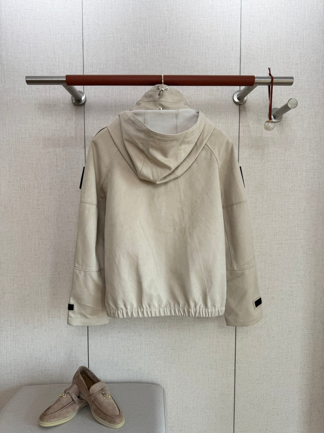 Brunello Cucinelli Jacke in Hellbeige mit Kapuze und technischen Details