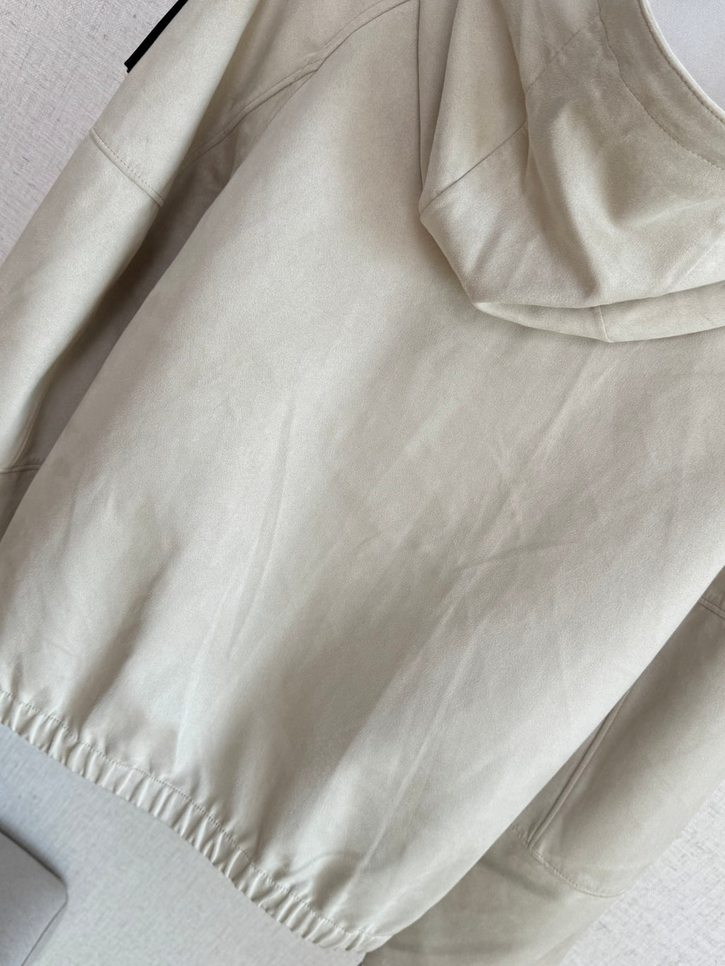 Brunello Cucinelli Jacke in Hellbeige mit Kapuze und technischen Details