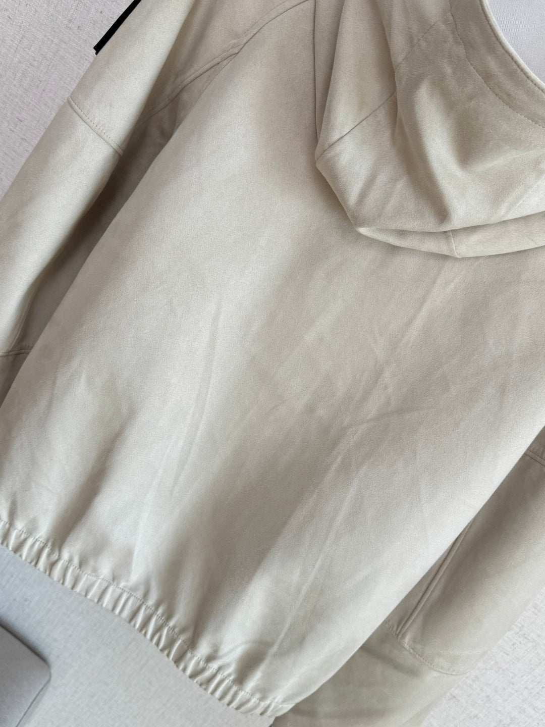 Brunello Cucinelli Jacke in Hellbeige mit Kapuze und technischen Details