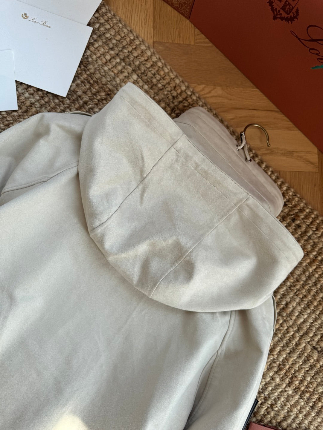 Brunello Cucinelli Jacke in Hellbeige mit Kapuze und technischen Details