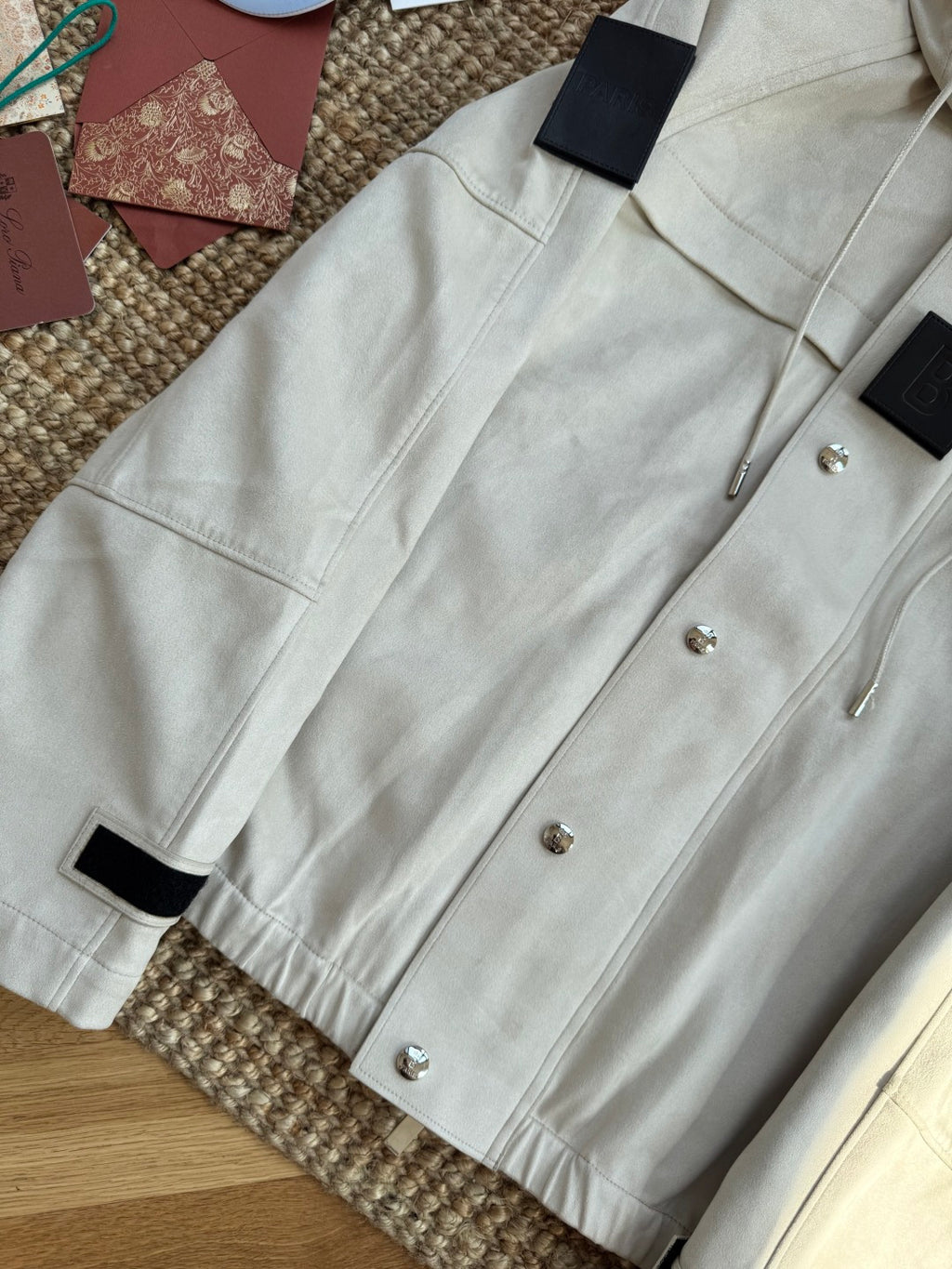 Brunello Cucinelli Jacke in Hellbeige mit Kapuze und technischen Details