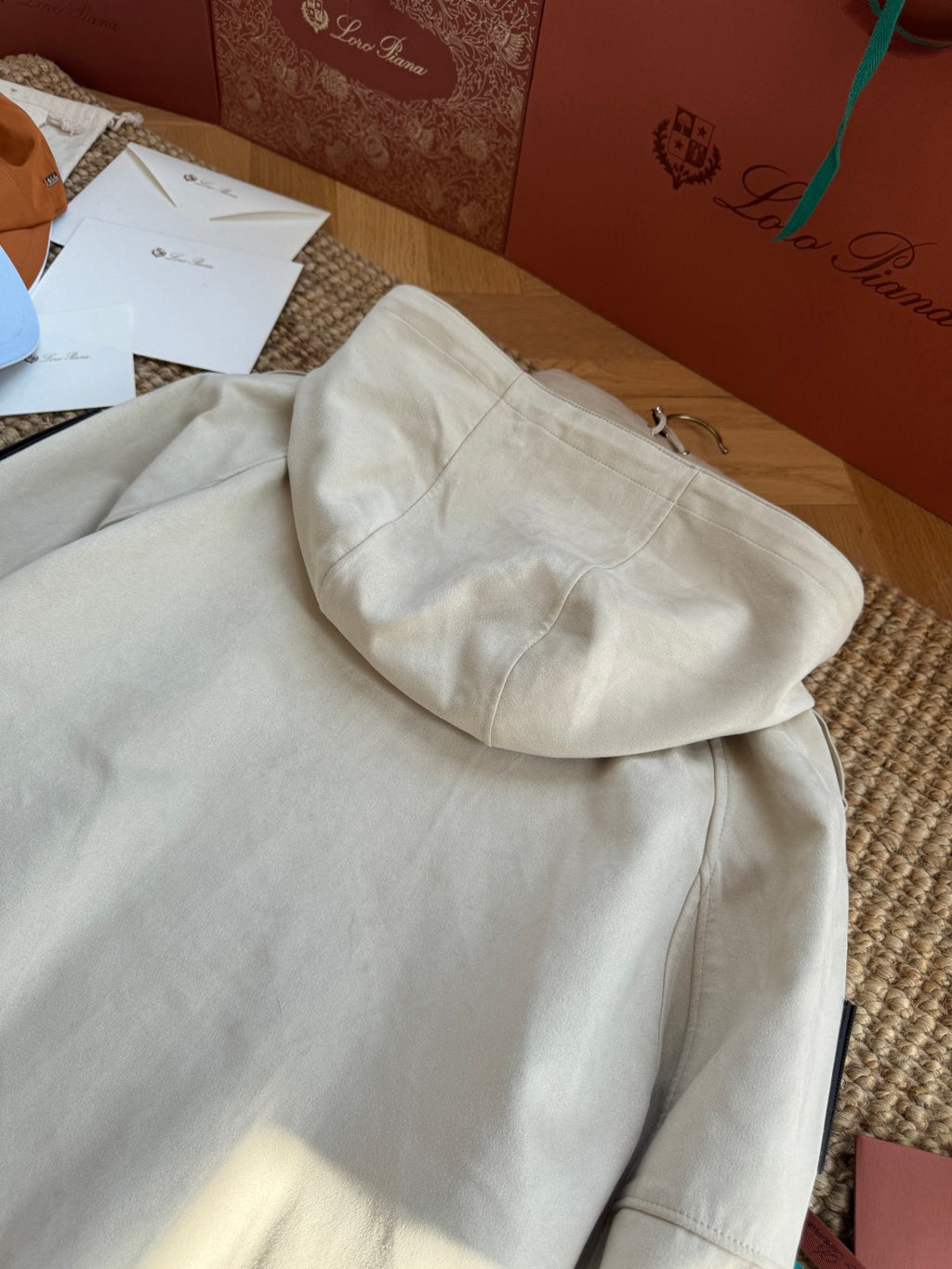 Brunello Cucinelli Jacke in Hellbeige mit Kapuze und technischen Details