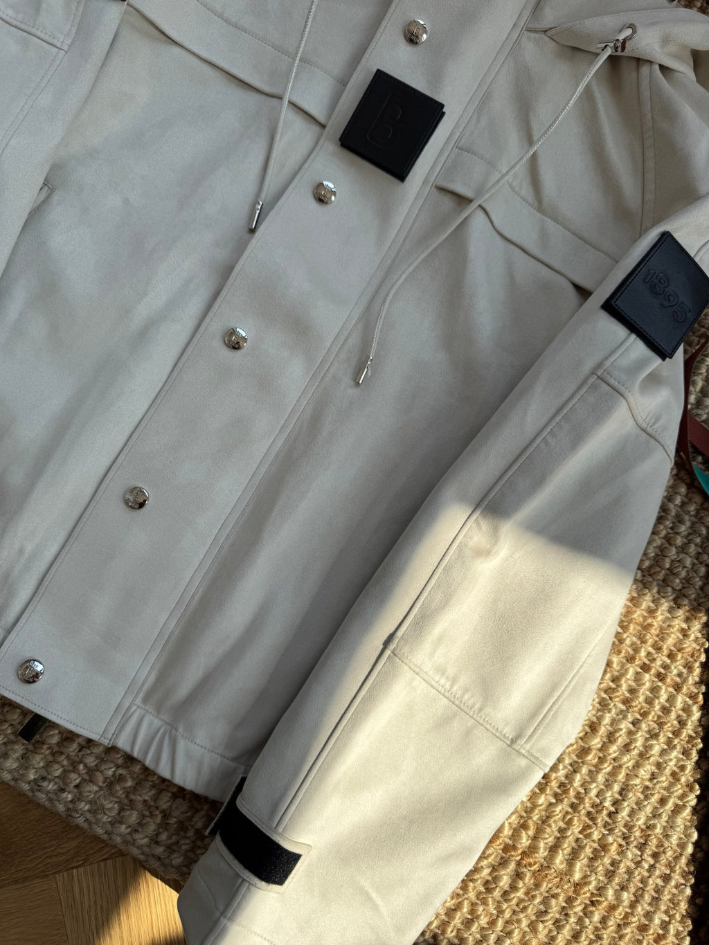 Brunello Cucinelli Jacke in Hellbeige mit Kapuze und technischen Details