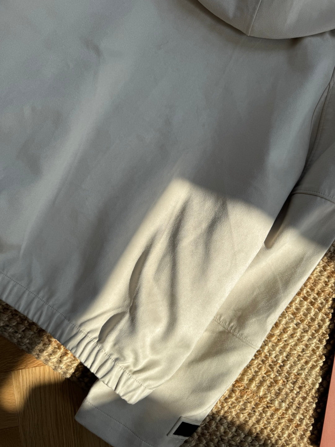 Brunello Cucinelli Jacke in Hellbeige mit Kapuze und technischen Details