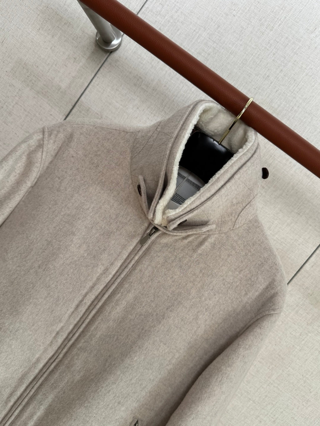 Brunello Cucinelli Hellgraue Herren-Stehkragenjacke – Warme Winterjacke mit Reißverschluss